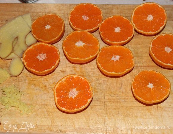 нарезать половинками, выжать сок. Имбирь очистить, отрезать две пластинки, остальное натереть на мелкой терке. 