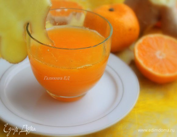 Смешать мандариновый сок и тертый имбирь, разлить по бокалам, украсить пластинками имбиря. Приятного!