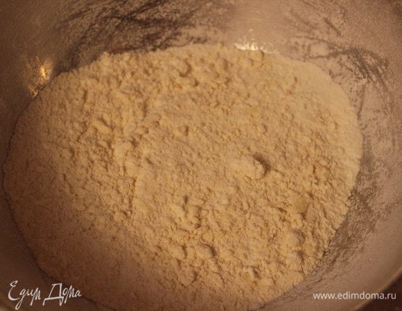Муку просеять, пальцами растереть с маслом в крошку