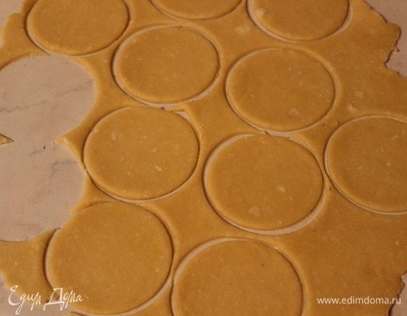 Достаем наше тесто, раскатываем в пласт, толщиной 5 мм и вырезаем кружочки