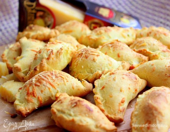 Выпекать в нагретой до 220 гр. С духовке 15 минут, до золотисто-коричневого цвета. Можно подать со сметанкой, приправленной рубленным укропом. Приятного аппетита!