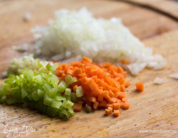 Лук, морковь и сельдерей нарезаем на маленькие кубики. 