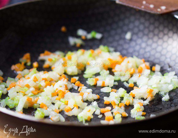 Обжариваем на оливковом масле до прозрачности лука.