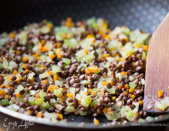 Добавляем чечевицу и обжариваем все ещё пару минут.  