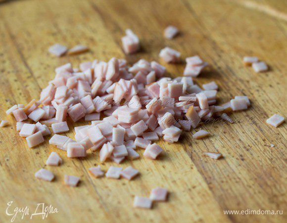 Ветчину нарезаем на маленькие кубики и тоже отправляем на сковородку, обжариваем пару минут. 