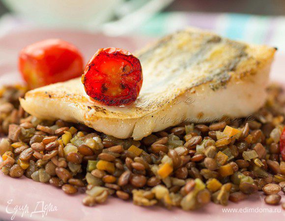 Рыбу подаем на подушке из чечевицы с легким сливочным соусом или сметаной.