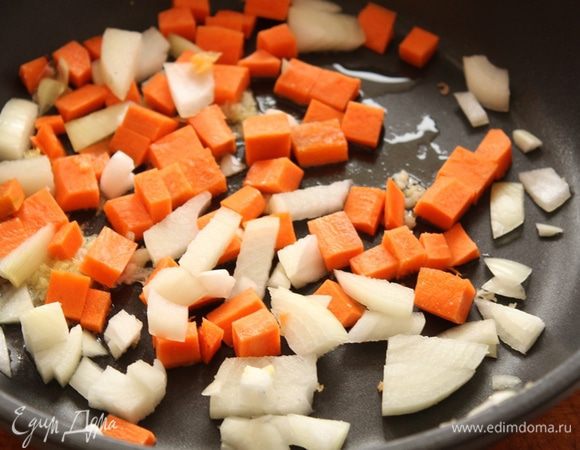 Морковь и лук нарезаем небольшим кубиком, обжариваем овощи минут 5–7.