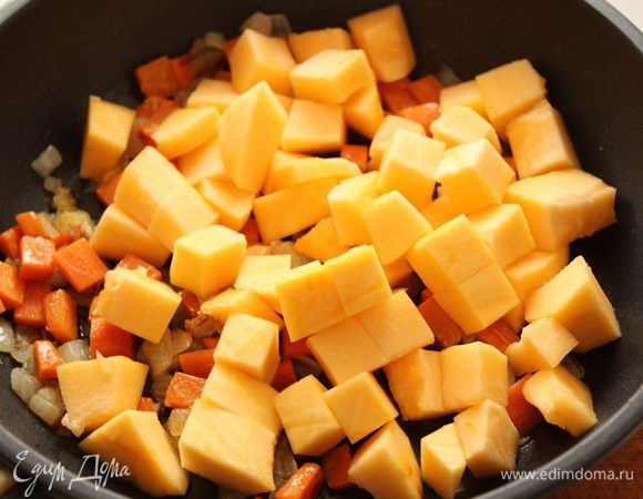 Тыкву нарезаем на кубики, добавляем к моркови, тушим под крышкой 5 минут.