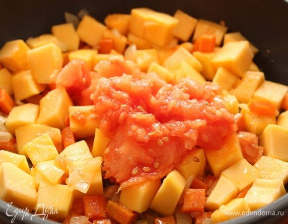 Добавляем помидор без кожицы, продолжаем жарить, пока помидор не пустит сок.