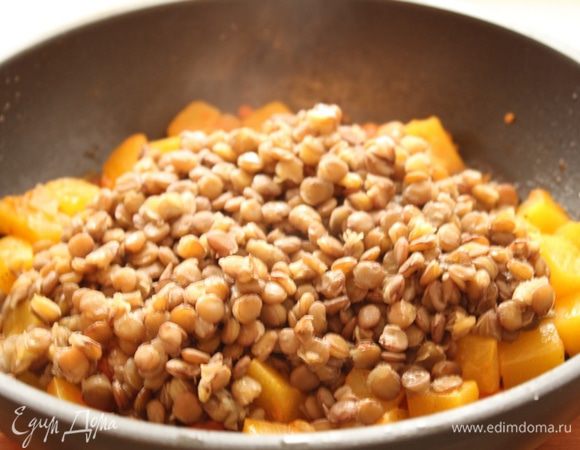 К этому времени чечевица будет почти готова, выливаем воду и добавляем чечевицу к овощам. Тушим до готовности (минут 10). Солим и перчим по вкусу, добавляем петрушку.