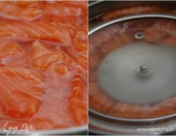 В кипяченой воде, охлажденной до комнатной температуры растворить соль.  Раствор должен быть очень соленым. Опущенный в неё сырой картофель должен всплывать. Поместить рыбу в соляной раствор ровно на 4 минуты. Прижать чем-то, чтобы рыба полностью была в воде.  Слить на дуршлаг и дать воде  стечь.