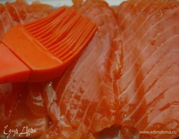 В тару уложить слой рыбы, смазать оливковым или растительным маслом, опять рыбу и т.д. Поместить рыбу на 1 день в холодильник. 