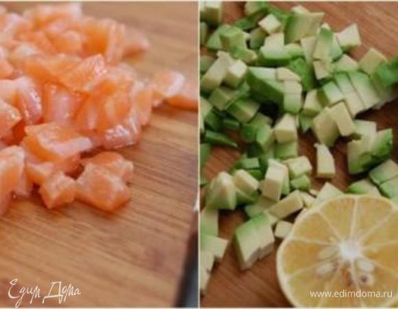 Семгу и авокадо нарежьте небольшим кубиком. Авокадо сбрызнуть соком лимона. 