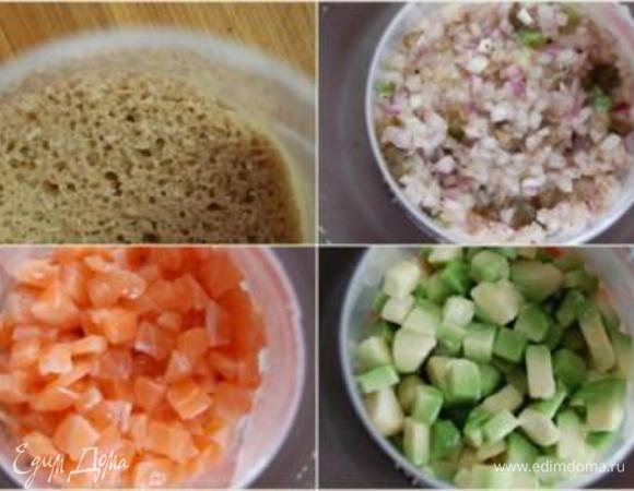 Формовочным кольцом вырезать из хлеба круг  и установить на тарелку. Сверху семгу, затем авокадо, лук с каперсами. Потом опять рыбу и авокадо.  Сбрызнуть оливковым маслом и подавать.