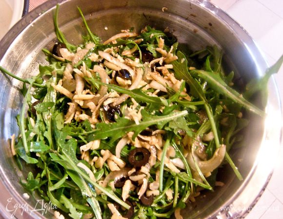 Сыр натереть на крупной терке. Маслины нарезать колечками. Добавить все к зелени. Добавить к салату оливковое масло, уксус, тщательно перемешать. 