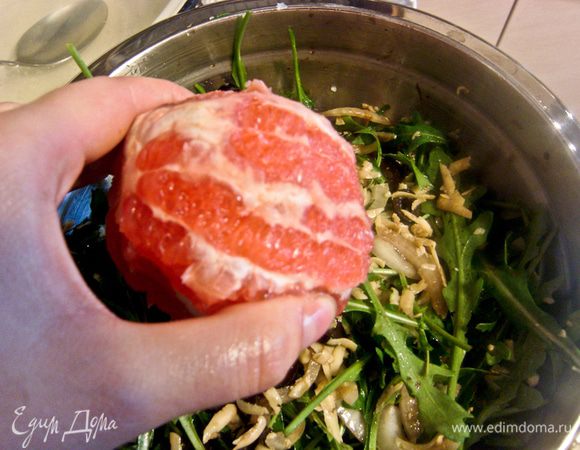 Займемся грейпфрутом: все делать над салатом, чтобы сок стекал в него и был частью заправки! Мытый грейпфрут очистить от кожуры ножом таким образом, чтобы снять снаружи всю пленку (просто больше делать захват). 