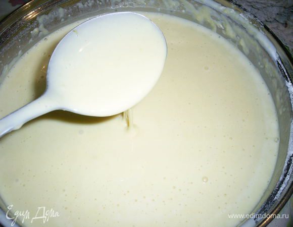 Теперь постепенно вливаем оставшееся молоко и каждый раз перемешиваем до полной однородности. Густоту можете регулировать сами. Если любите тесто погуще, можете влить не все молоко. Я всегда делаю жидкое тесто.