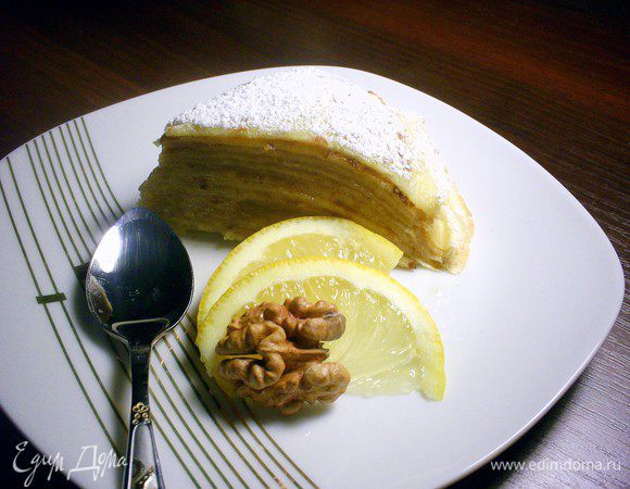 Жарим тонкие блинчики. На сковороде диаметром 18 см их получается 15-17 штук. 
Каждый блинчик горячим (пока жарится следующий блинчик) смазываем горячим миндальным кремом (полная чайная ложка). И сразу же складываем один на один. Если крем начинает густеть и застывать - подогреваем его на плите. Сверху можно смазать кремом и посыпать рубленными орехами или ничем не смазывать и посыпать сахарной пудрой. Рекомендуется подавать теплым, но в холодном виде он ничуть не хуже. Приятного аппетита!!!