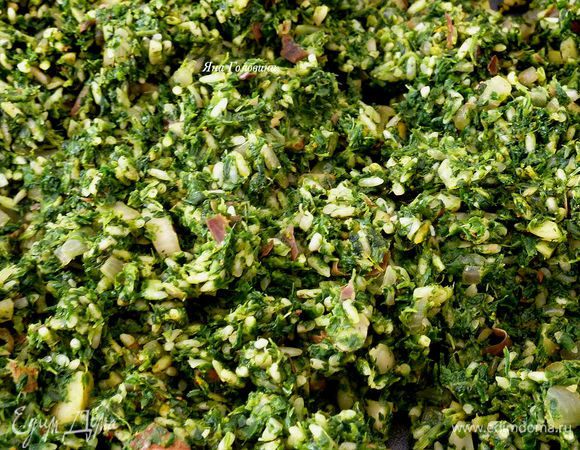 Добавить шпинат, обжарить в течение 5 минут, добавить рис и специи и перемешать. 
