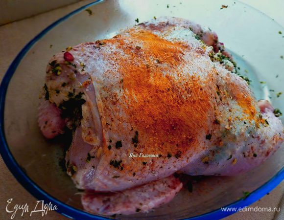 Разогреть духовку на 200 градусов. Выложить курицу (жидкость сохранить) на рабочую поверхность и на фаршировать смесью риса. Можно зашить, но я этого не делаю. Положить курицу в форму для выпечки, приправить солью, корицей и куркумой. 