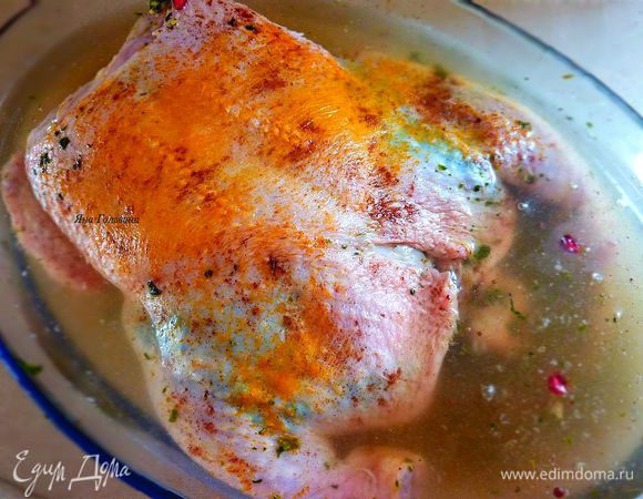 Добавить сидр и полстакана воды и накрыть алюминиевой фольгой.
