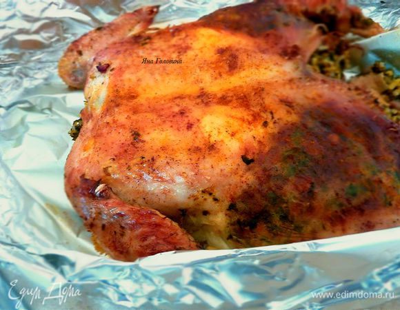 Выпекать 45 минут, уменьшить температуру до 180 градусов и выпекать еще 2 час. За 20 минут до конца выпечки снять фольгу - так курица будет золотистого цвета и хрустящей. Выложить на фольгу.

