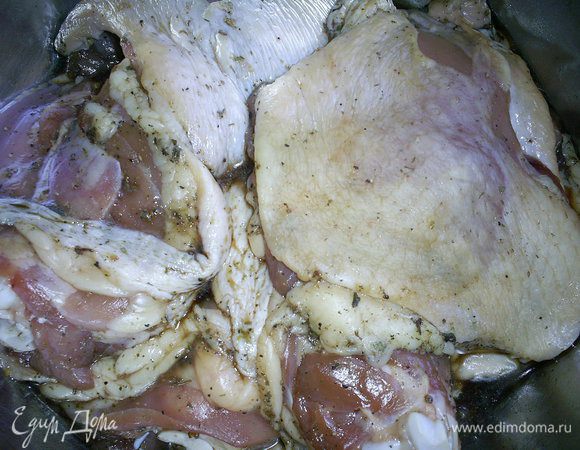 Заранее замаринуем куриные окорочка. Складываем их в миску, посыпаем солью, приправами, добавляем соевый соус и хорошенько перемешиваем и отправляем в холодильник. Там они могут находится несколько часов, можно оставить на ночь.