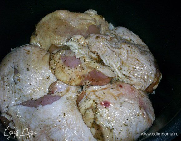 Затем слой маринованных окорочков, засыпаем их тертым сыром и включаем программу Выпечка (у меня 45 минут).