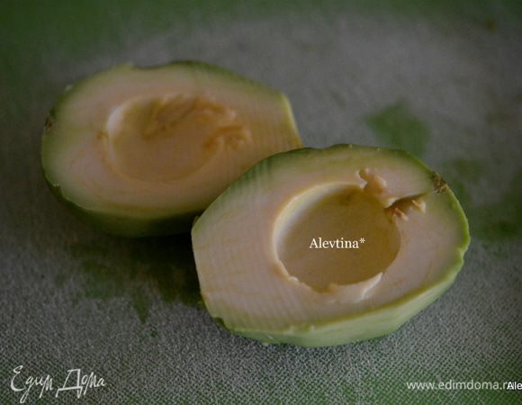 Очистим авокадо от кожуры и ядра.  Порежем тонкими дольками.
