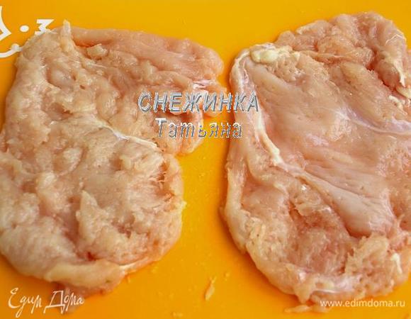 Куриное филе отделяем от кости. Каждую половинку грудки раскрываем, надрезая толстые места ножом. Отбиваем. Солим по вкусу.