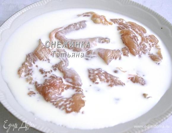 Замачиваем в сливках. Оставляем на 10-15 минут.