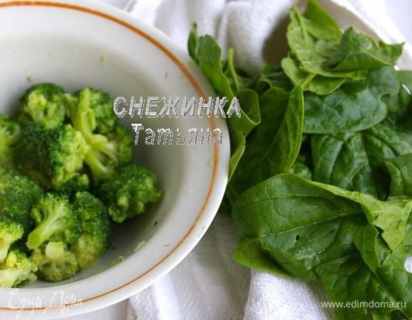 Брокколи делим на соцветия. Припускаем минуту в кипящей воде. Шпинат моем от песка (по необходимости), опускаем в кипяток и тут же достаём, просто чтобы он стал мягким.