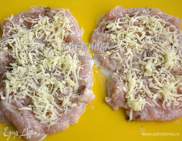 Вынимаем куриные грудки. Перчим. Сыр Моцарелла натираем на крупной тёрке. Распределяем по филе.