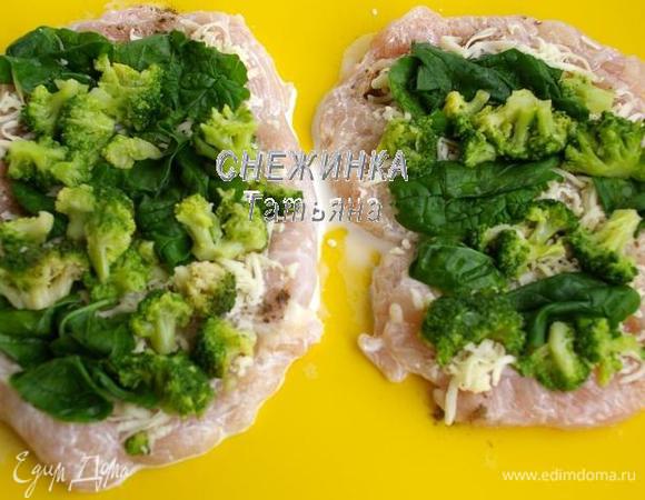 Далее раскладываем брокколи и шпинат по всей поверхности.