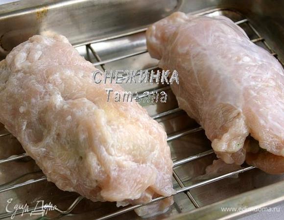 Сворачиваем рулет. Сделать это очень просто, когда мясо хорошо отбито. Кладём в форму для запекания швом вниз, я кладу на решётку, которая имеется в форме. Ставим запекаться в разогретую до190С духовку на 30 минут.