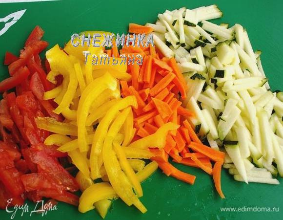 В это время все овощи для карпаччо моем, чистим по необходимости. Помидор избавляем от сока, нам потребуется только мясистая часть. Все подготовленные овощи нарезаем тонкой соломкой.

