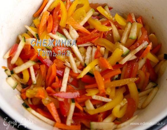 Соединяем их в миске. Для заправки смешиваем оливковое масло, соль, смесь перцев, сок лимона и бальзамический уксус. Заправляем овощи. Оставляем.