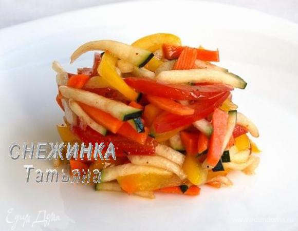 Когда куриный рулет будет готов, выкладываем овощи на тарелку при помощи сервировочного кольца.