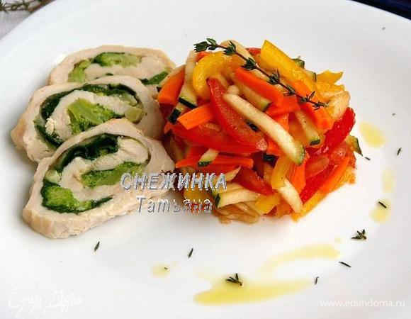 Рядом с карпаччо выкладываем несколько ломтиков рулета. Украшаем веточкой тимьяна, тарелку – оливковым маслом и листиками тимьяна. 

