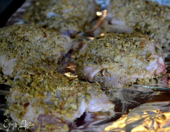 Приготовим три блюда: 1/2 стакана мука, 2 яйца слегка взбить и очищенные тыквенные молотые семечки со специями. Первым окунаем в муку, затем в яйцо и последним в семечки с приправами. Выкладываем на противень с фольгой. Ставим в разогретую духовку на 200 гр. на 1 час. В последние 15-20 мин. можно прикрыть фольгой.