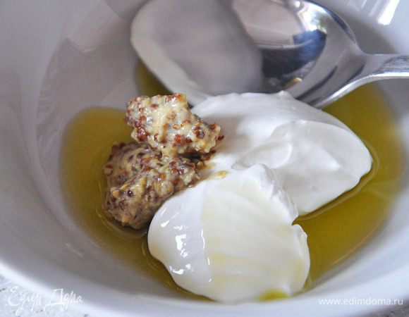 Приготовить заправку. Для этого смешать все ингредиенты.