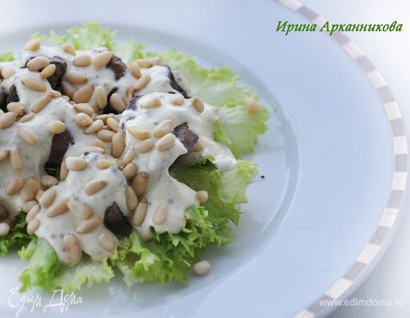 Посыпать орешками.