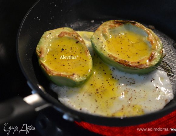 Обжарить на горячей сковороде авокадо 1 мин. Перевернуть, посыпать солью и перцем. Яйца или яйцо слегка взбить и вылить в углубление авокадо и обжаривать примерно 3 мин.