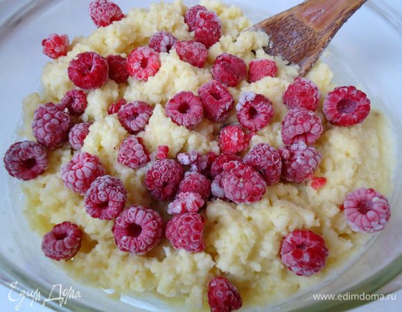 Приготовить начинку. Пшено хорошо промыть. Сварить кашу на молоке или воде, как вы больше любите. В процессе варки чуть-чуть присолить. Т.к. я варила на воде, то приправила небольшим количеством сливочного масла. В готовую кашу добавить мед и ягоды по вкусу. Начинка готова.