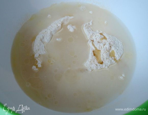 Приготовить сочни. Муку просеять. Добавить воду, масло и соль.
