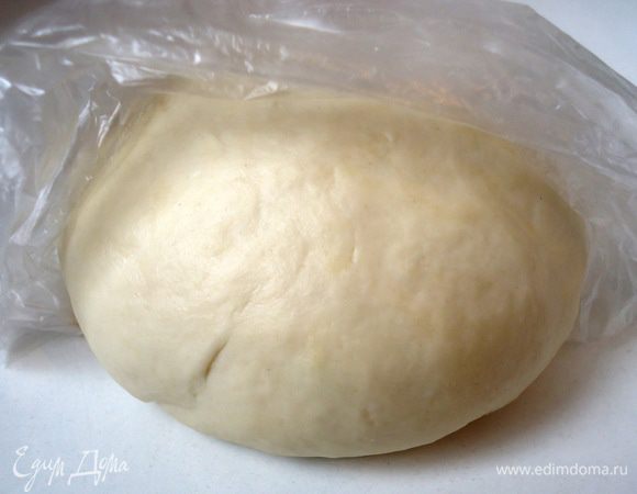 Что бы тесто стало гладким необходимо хорошо  его промять на рабочей поверхности.
Накрыть пленкой и дать «отдохнуть» 15 минут.
