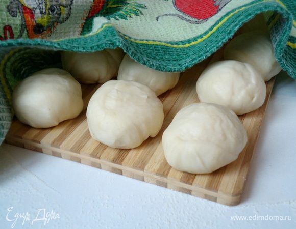 Затем разделить на кусочки. Что бы в процессе работы они не заветрелись прикрыть полотенцем.
