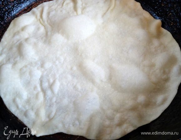 Чугунную сковороду накалить. Раскатать каждый кусочек в тонкую лепешку толщиной в 1-2 мм.
Выпекать на сковороде без масла 