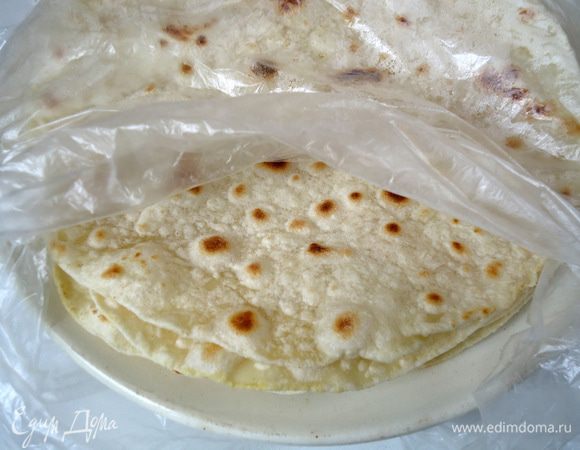 Готовые сочни складывать стопкой на тарелку и прикрывать пленкой, иначе они зачерствеют.
