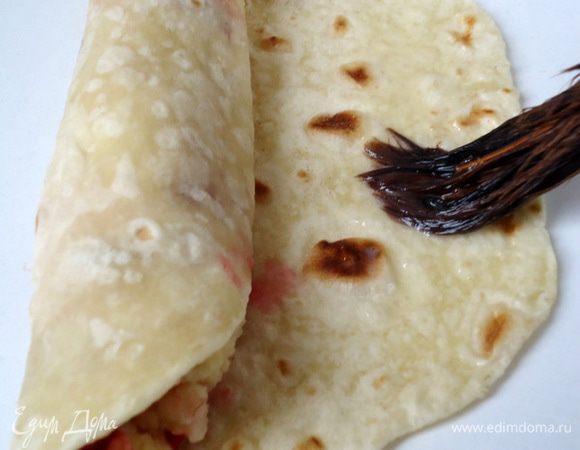 Когда все сочни выпечены, начиняем их пшенной кашей. На сочень положить начинку и завернуть, трубицами. Край трубицы обязательно смазать  яйцом, что бы, она не развернулась.
